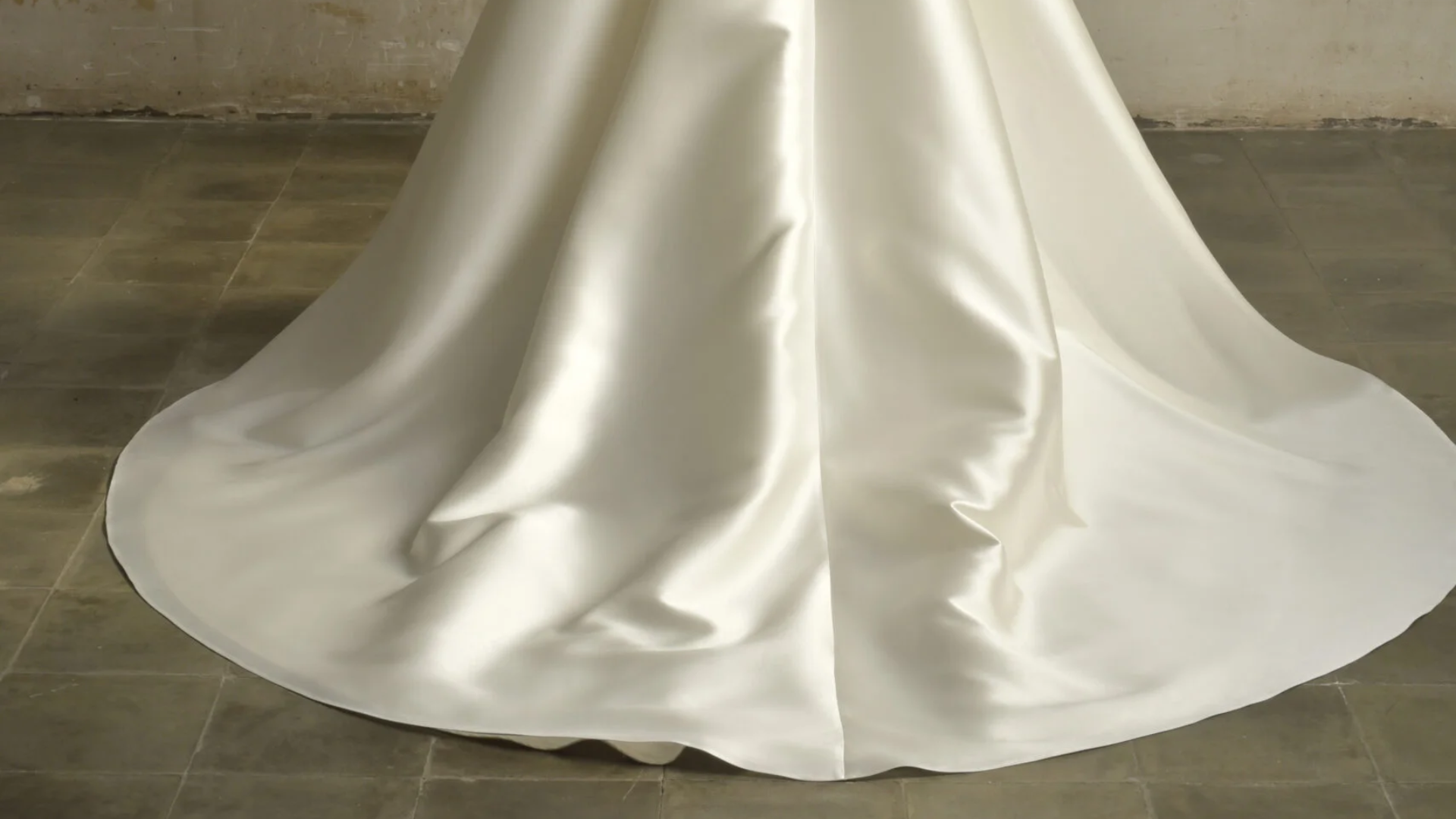 longue traine d'une robe de mariée