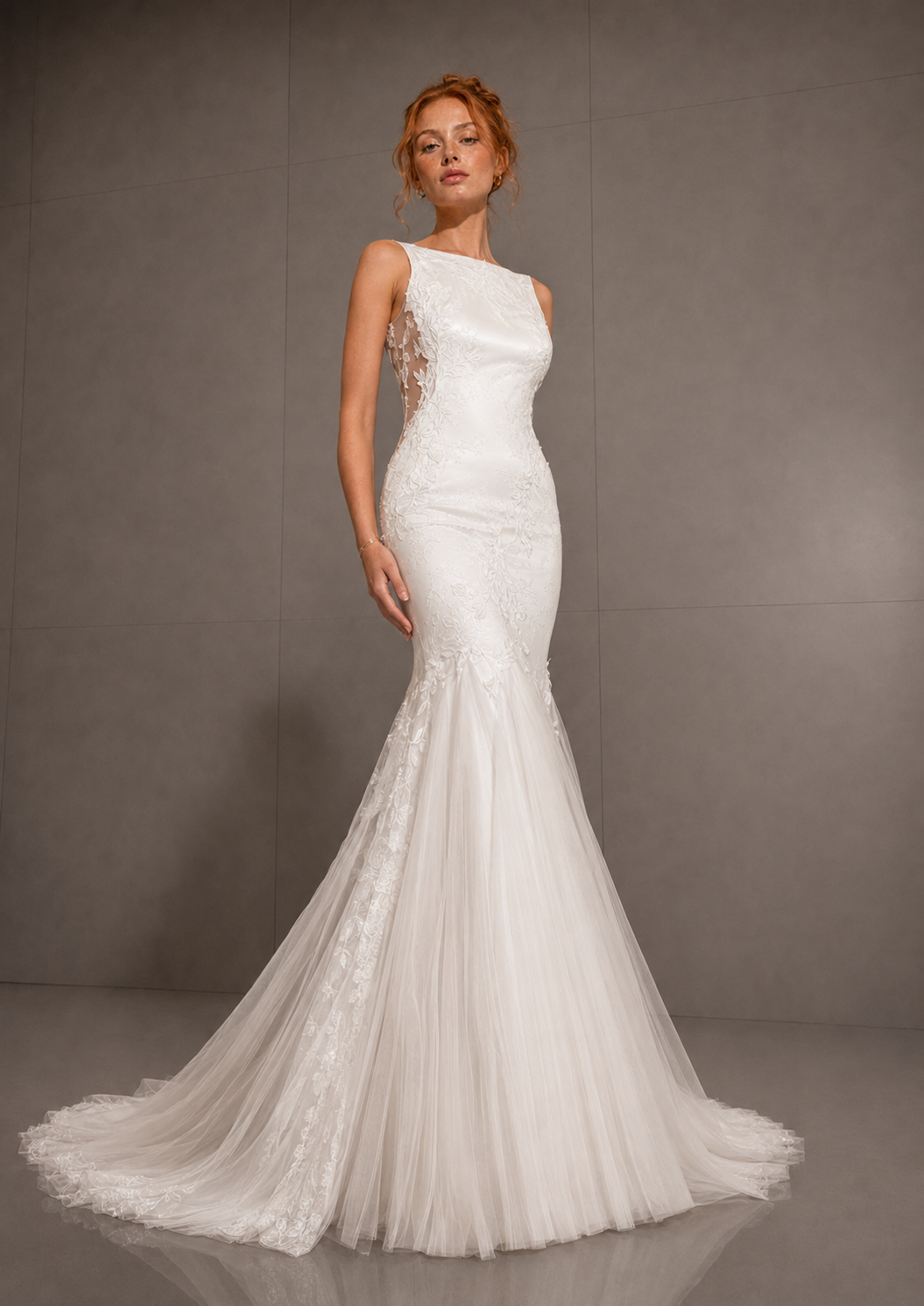 CALLUM femme dans une robe de mariée sirène en dentelle