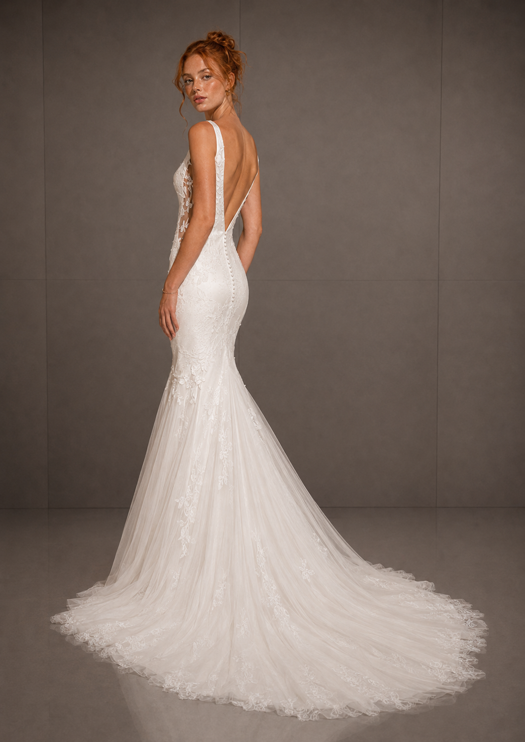CALLUM femme dans une robe de mariée sirène en dentelle