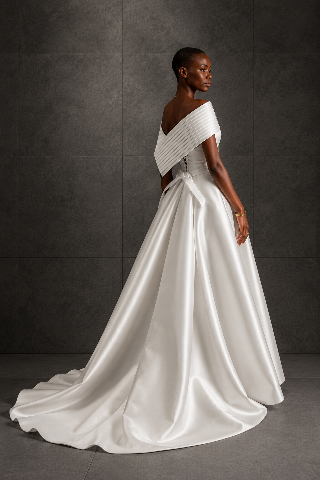 CARINE - COL 4 femme dans une robe de mariée princesse élégante en mikado