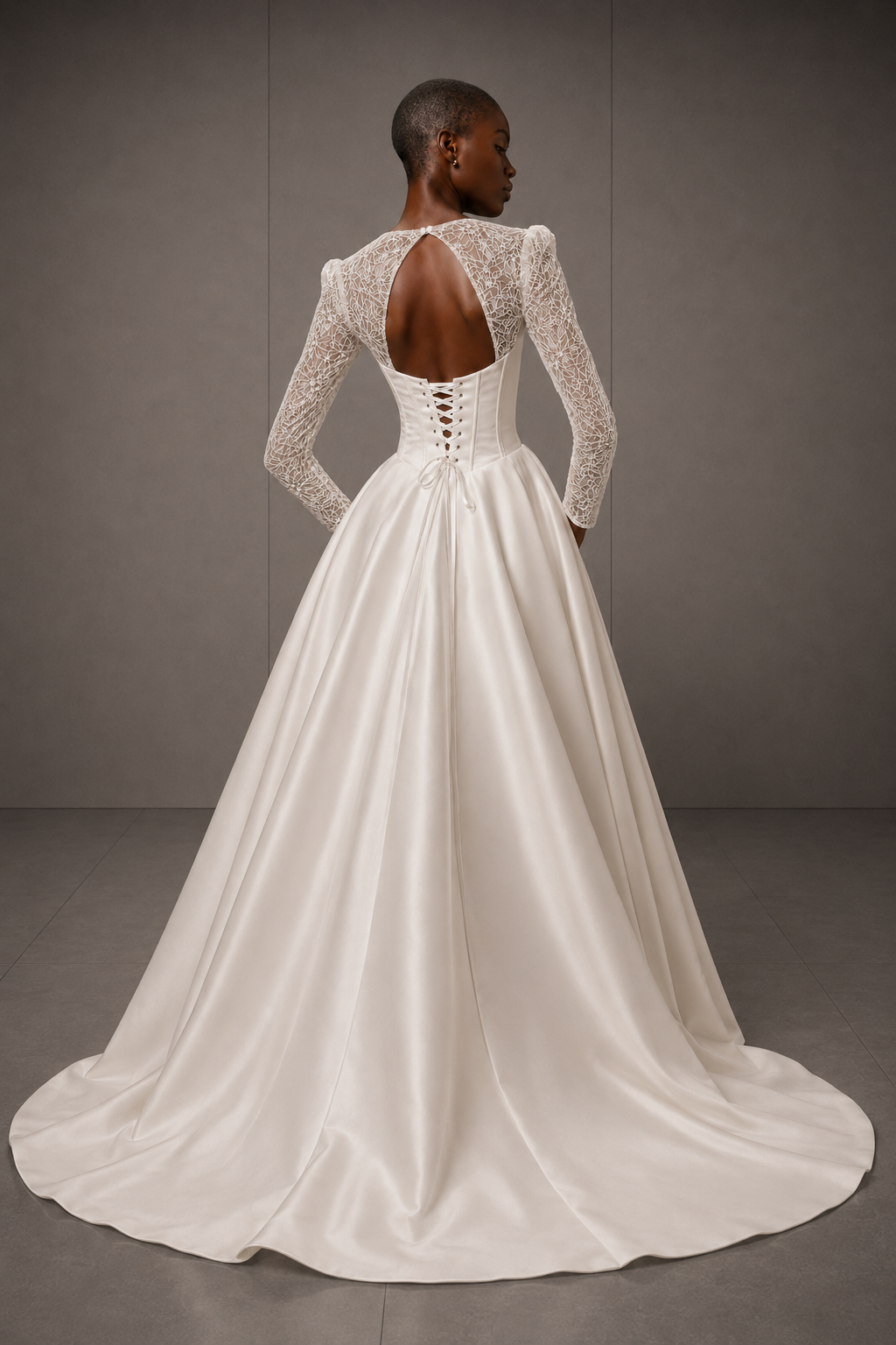 CIARA - SURJUPE CIARA - BUSTIER CIARA femme dans une robe de mariée sirène glamour brillante avec une surjupe pour une allure princesse