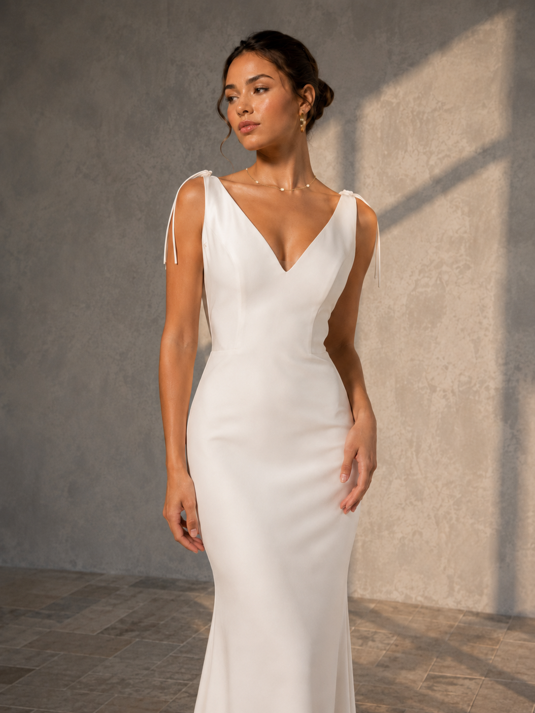 CLARISSE - BÉNITIER 271 - MS C267 femme dans une robe de mariée sirène glamour et son bénitier assortie