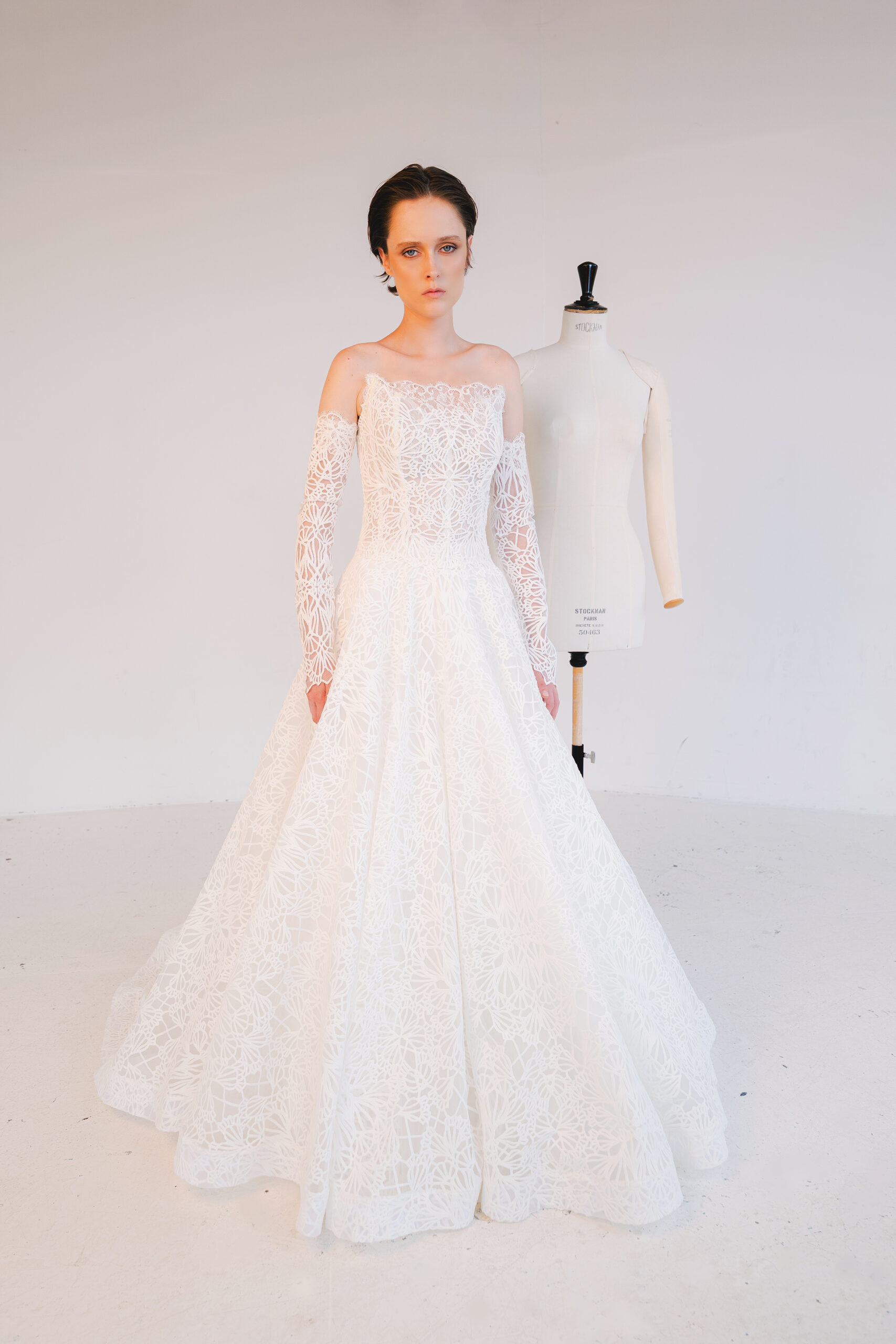 CAROLA femme dans une robe de mariée princesse élégante et originale