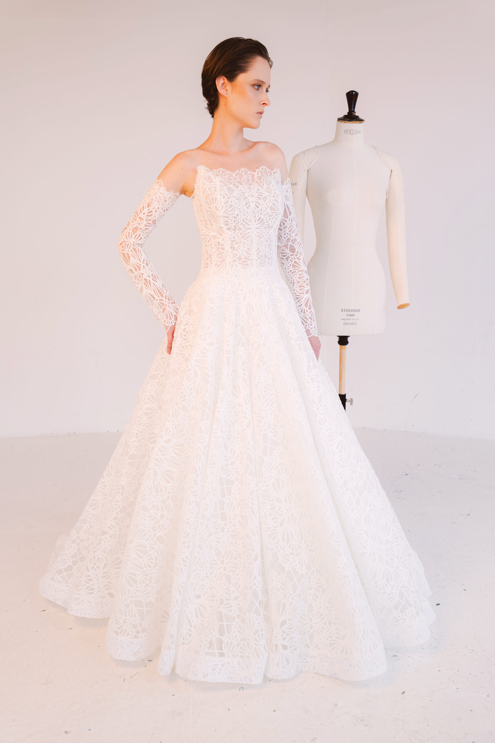 CAROLA femme dans une robe de mariée princesse élégante et originale
