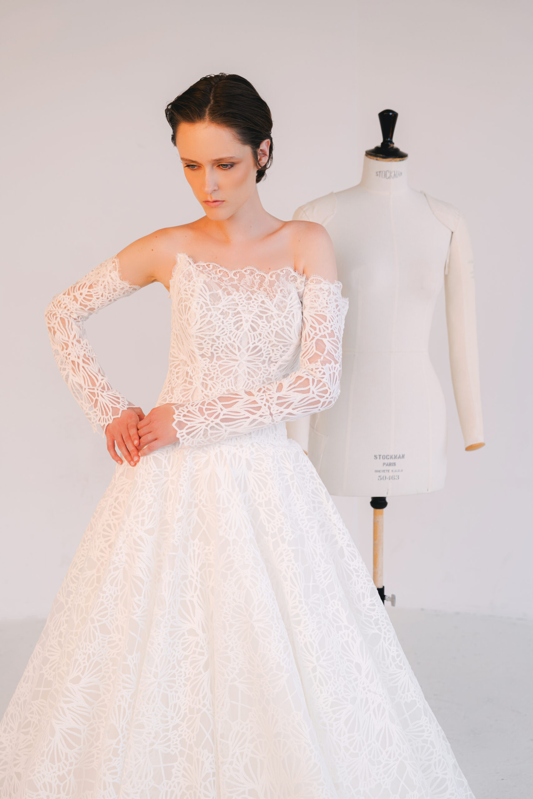 CAROLA femme dans une robe de mariée princesse élégante et originale