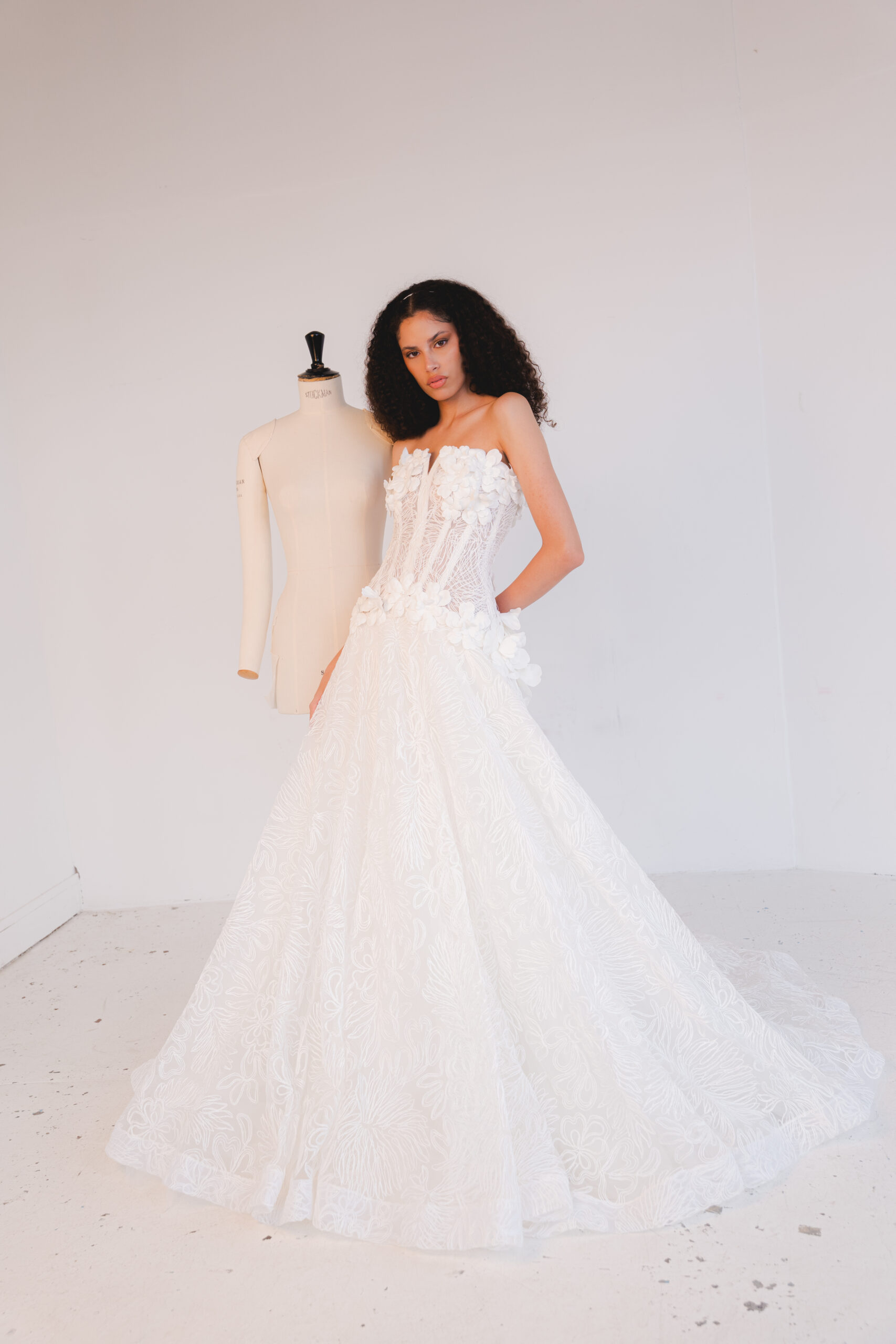 CHAIMA femme dans une robe de mariée princesse élégante et originale