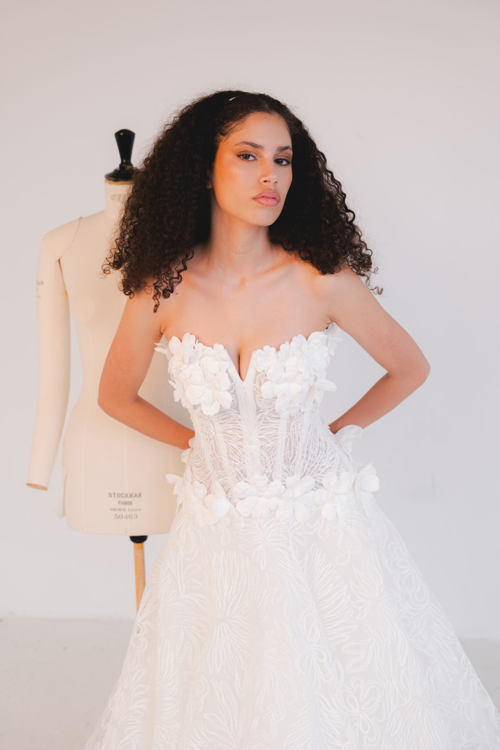 CHAIMA femme dans une robe de mariée princesse élégante et originale