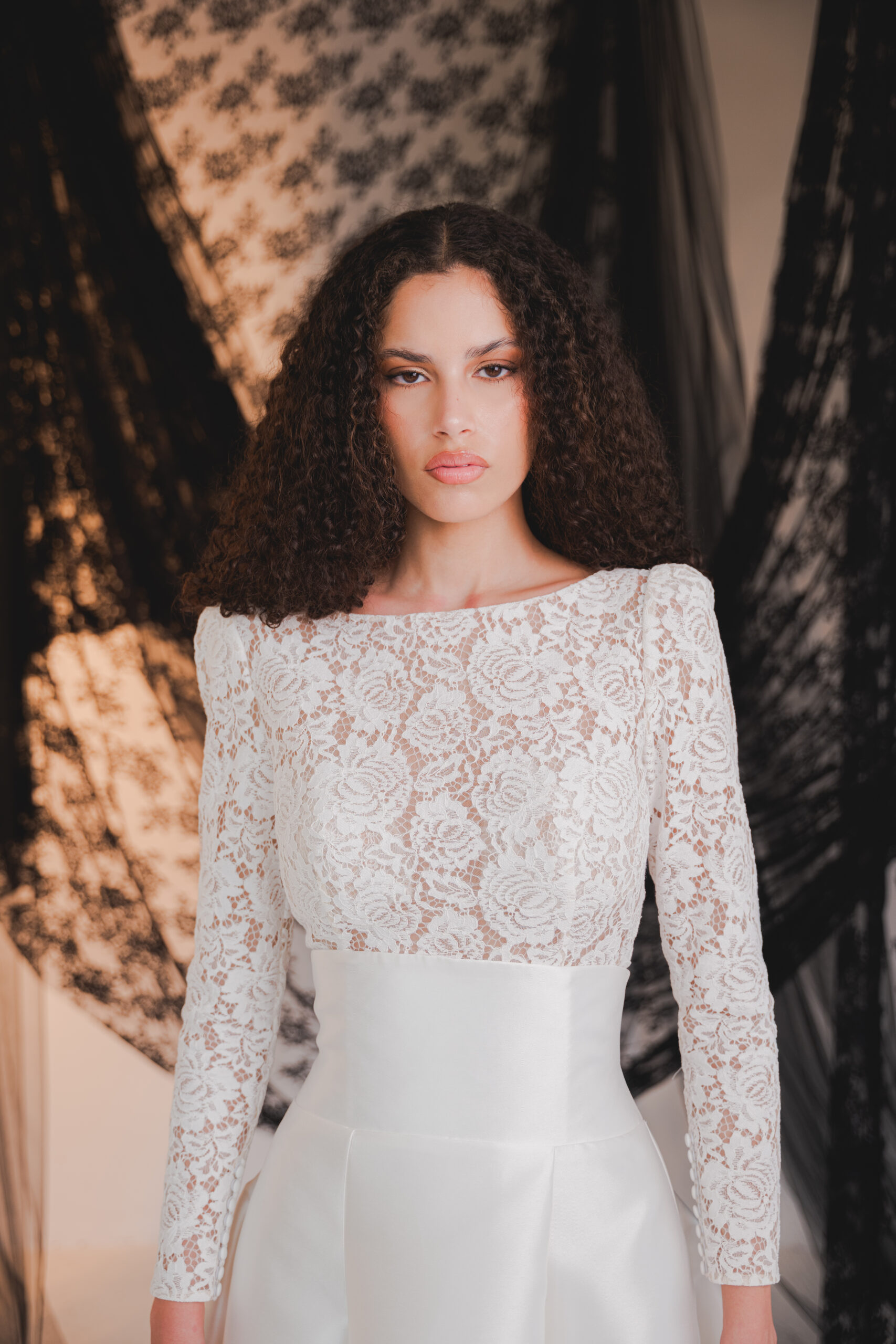 CYBELLE - SURJUPE CYBELLE femme dans une robe de mariée princesse élégante et originale