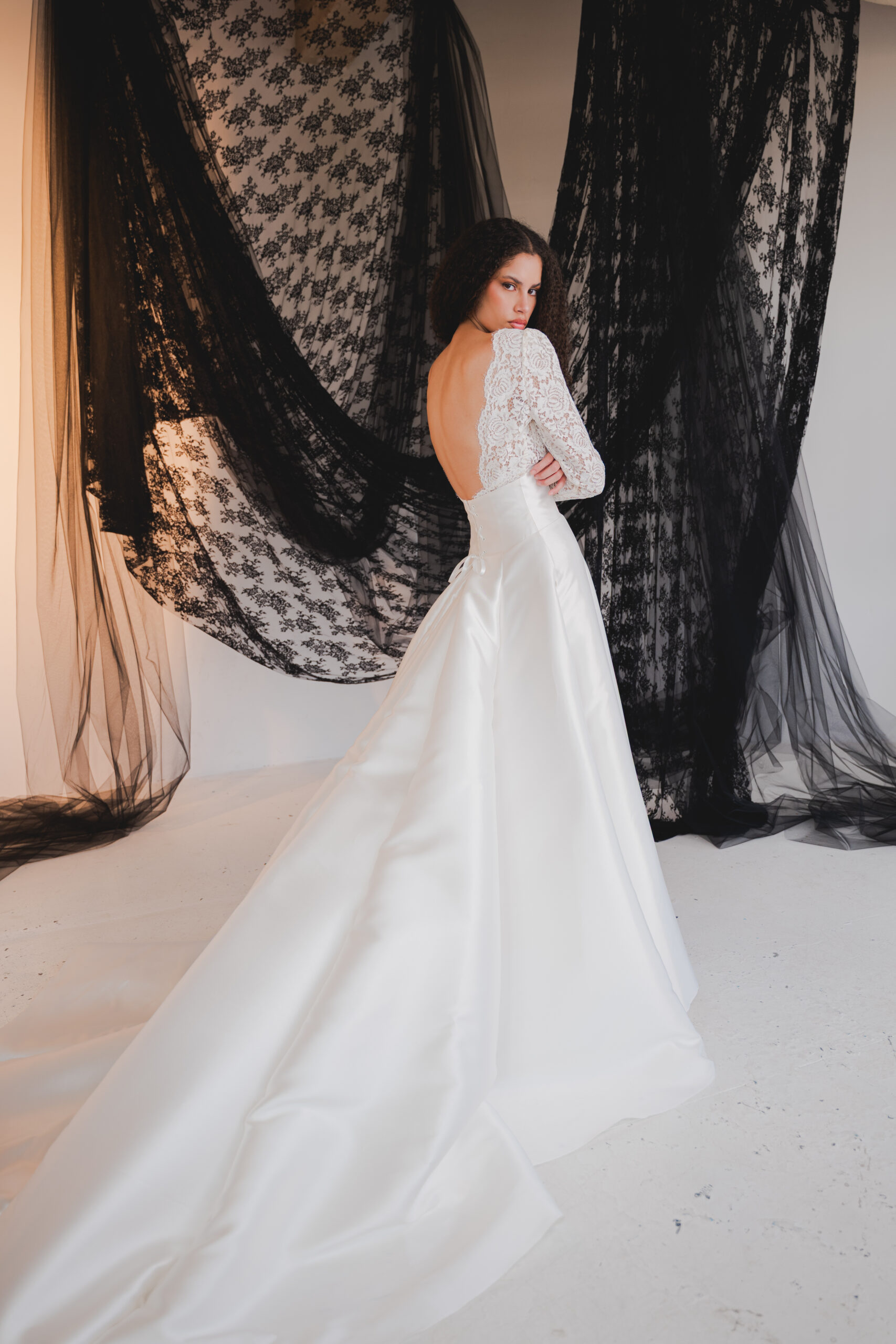 CYBELLE - SURJUPE CYBELLE femme dans une robe de mariée princesse élégante et originale