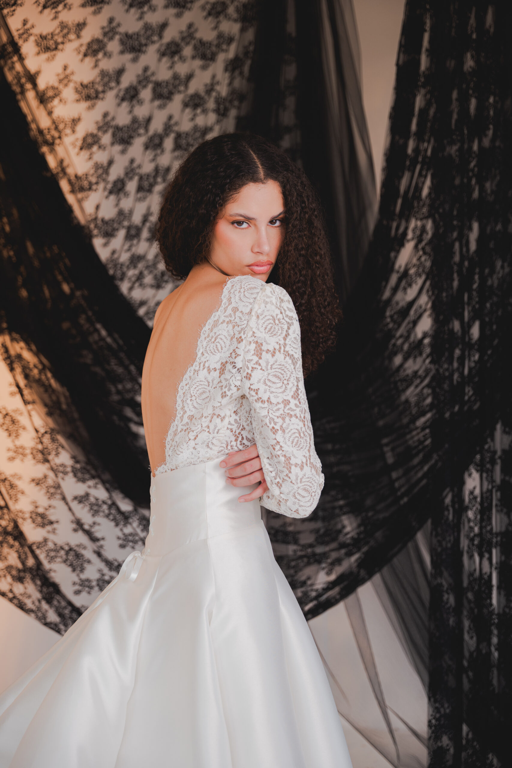 CYBELLE - SURJUPE CYBELLE femme dans une robe de mariée princesse élégante et originale