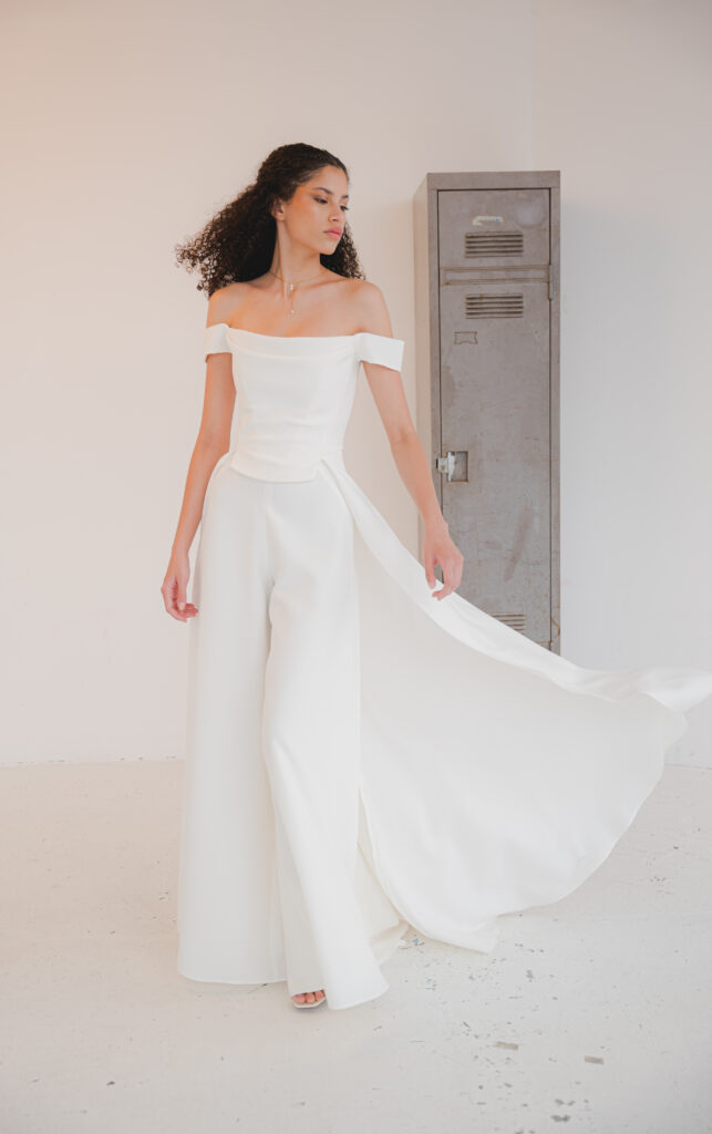 femme dans un ensemble de mariée pantalon moderne et original