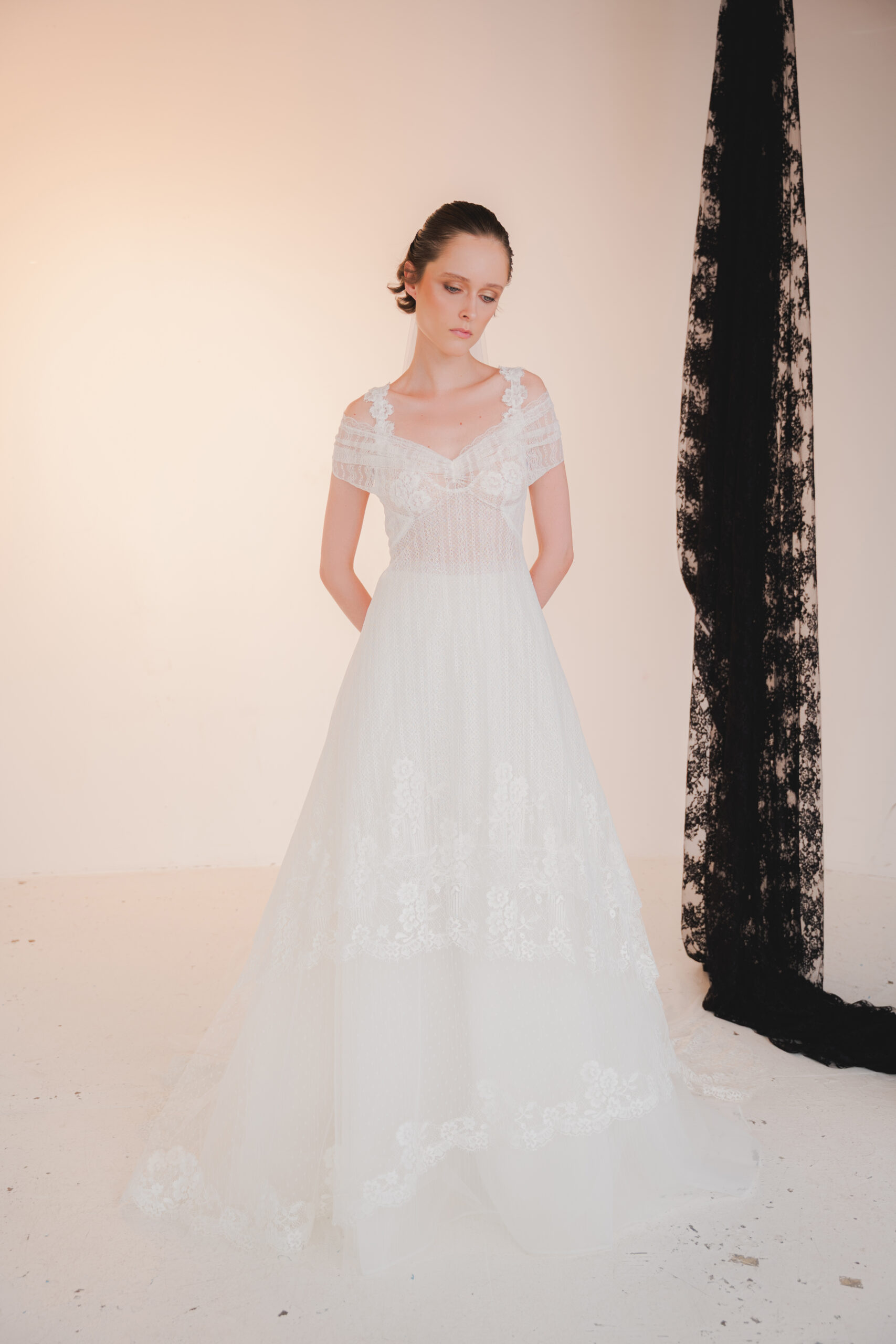 CALAIS femme dans une robe de mariée fluide en dentelle de Calais-Caudry