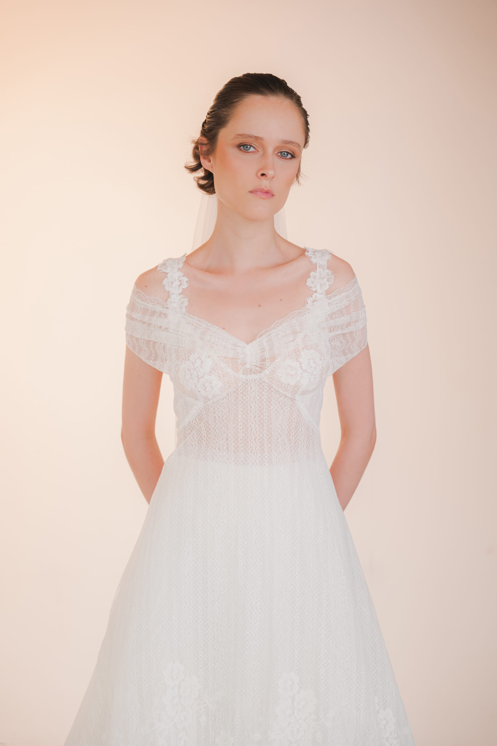 CALAIS femme dans une robe de mariée fluide en dentelle de Calais-Caudry