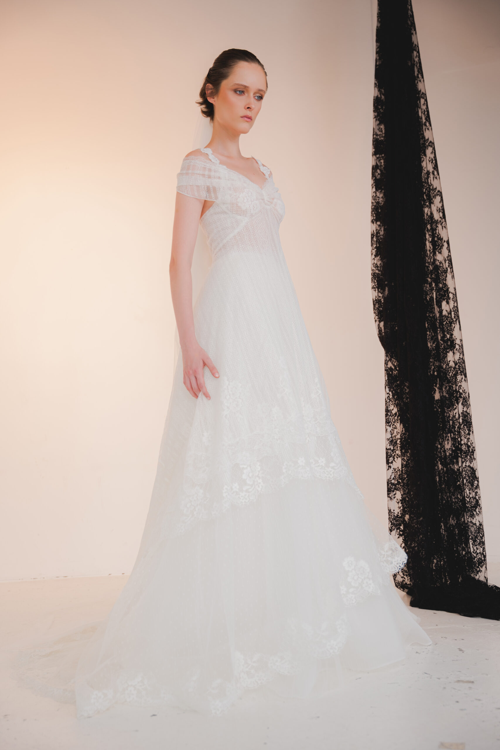 CALAIS femme dans une robe de mariée fluide en dentelle de Calais-Caudry