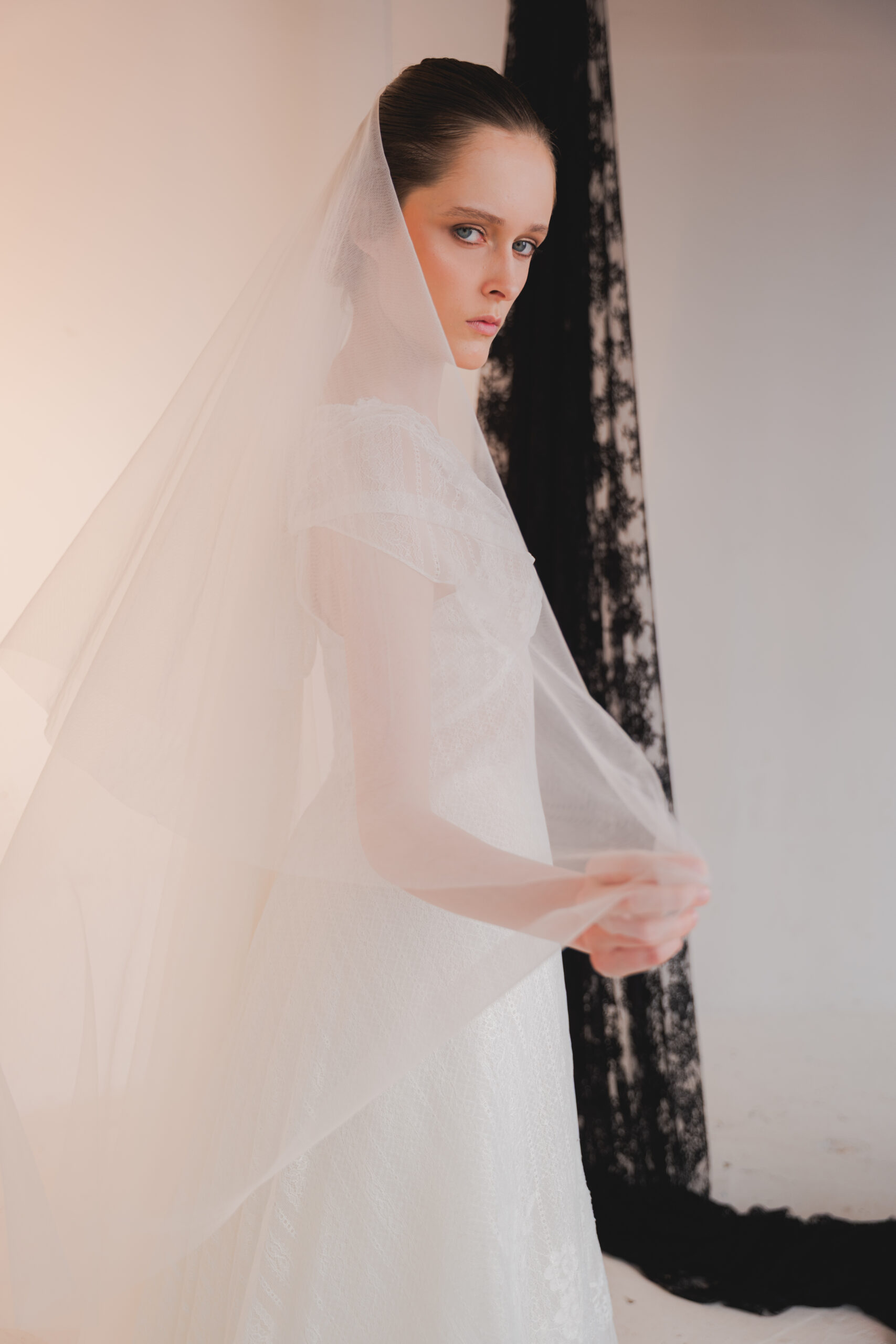 CALAIS femme dans une robe de mariée fluide en dentelle de Calais-Caudry