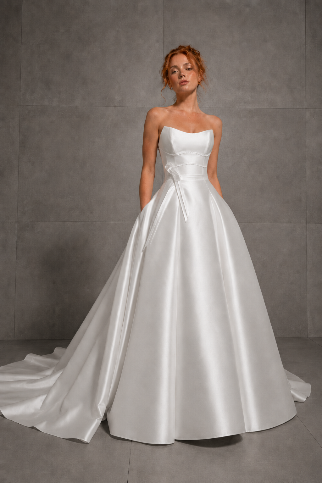 CARINE - QUILLE CARINE femme dans une robe de mariée princesse élégante en mikado