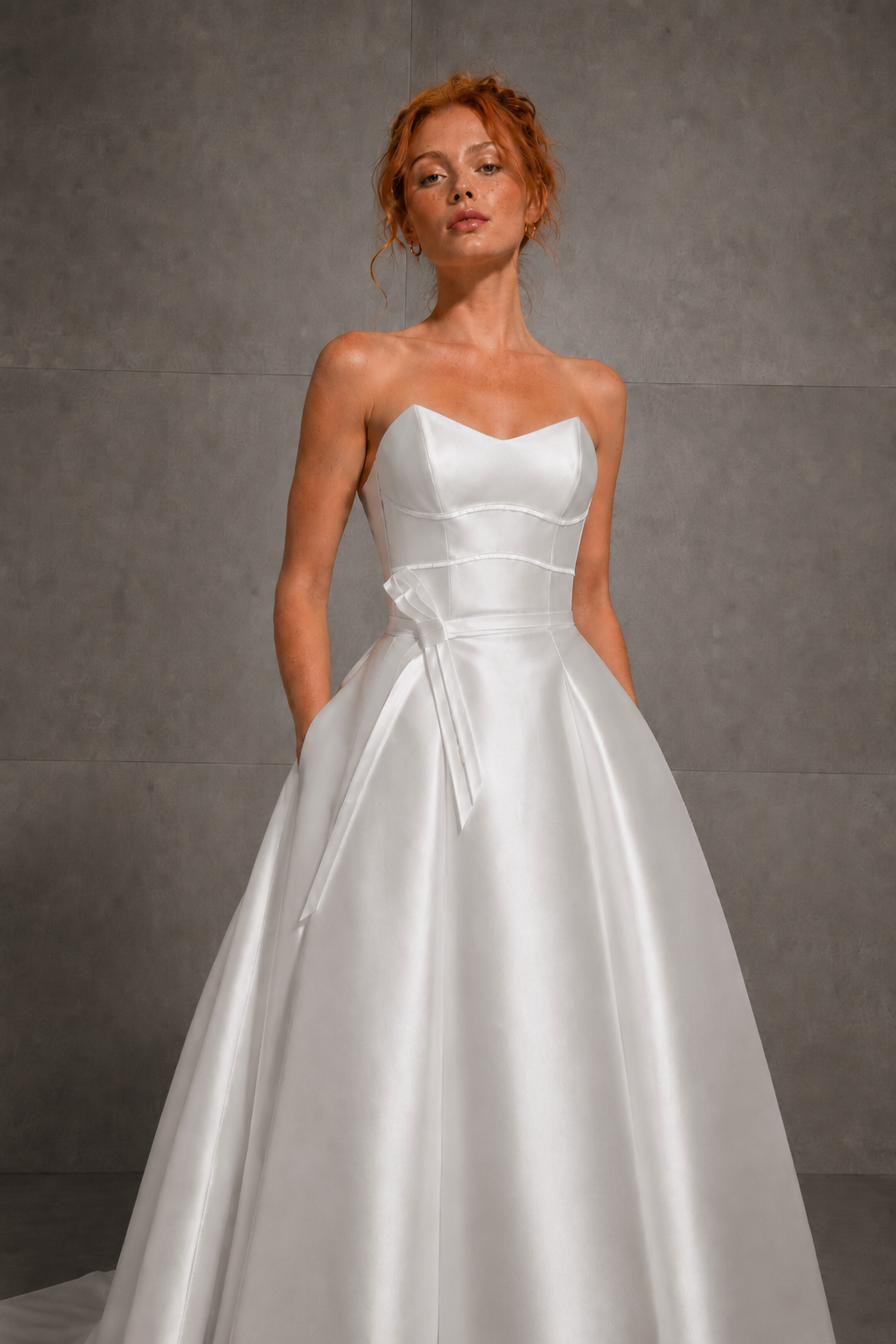 CARINE - QUILLE CARINE femme dans une robe de mariée princesse élégante en mikado
