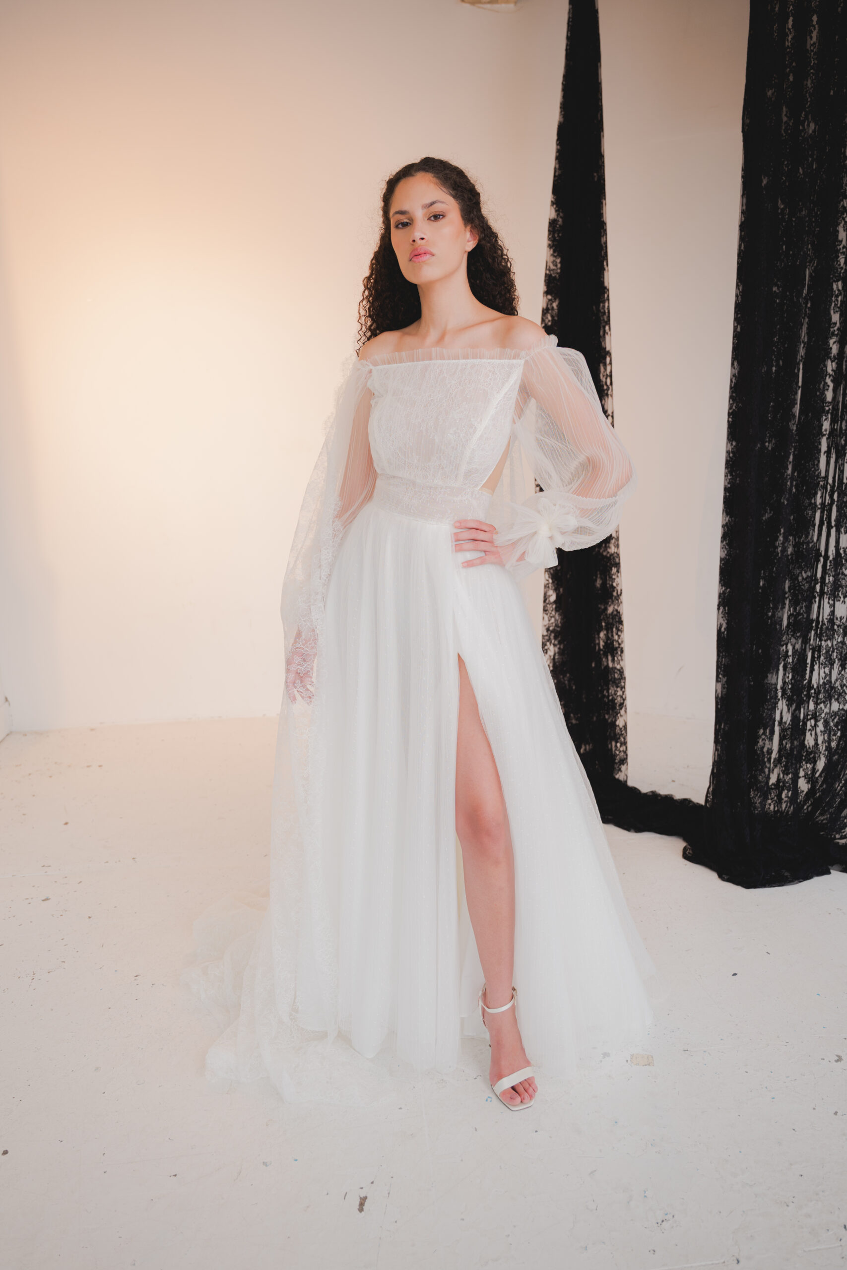 CHAMADE femme dans une robe de mariée bohème à manches longues