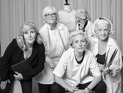 femmes dans un atelier avec des blouses