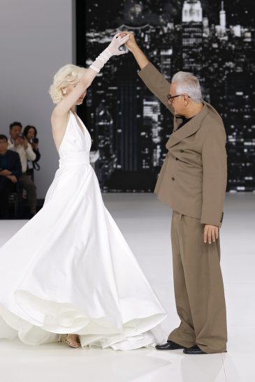 femme dans une robe de mariée à bretelles sur un podium de défilé