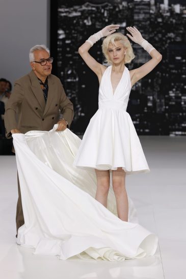 femme dans une robe de mariée à bretelles sur un podium de défilé