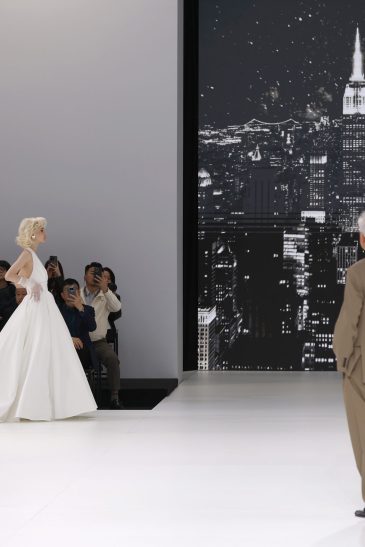 femme dans une robe de mariée à bretelles sur un podium de défilé