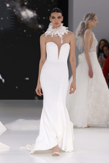 femme dans une robe de mariée sirène sur un podium de défilé
