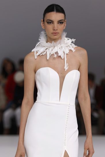 femme dans une robe de mariée sirène sur un podium de défilé