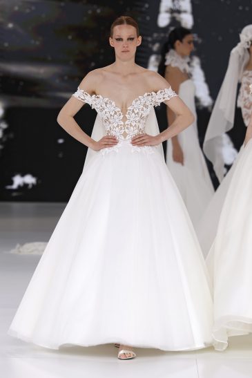 femme dans une robe de mariée princesse sur un podium de défilé