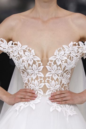 femme dans une robe de mariée princesse sur un podium de défilé