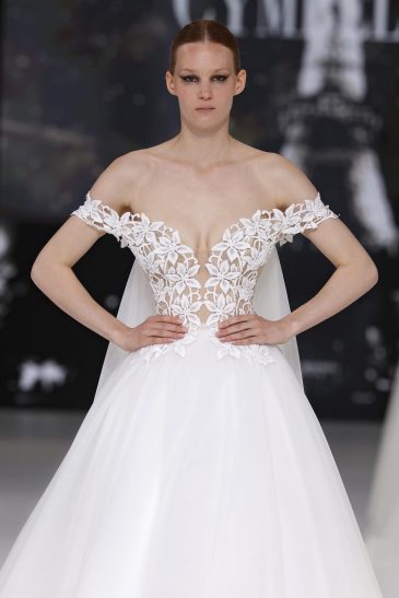 femme dans une robe de mariée princesse sur un podium de défilé