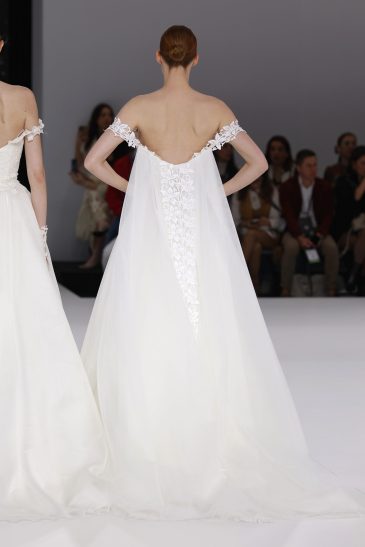 femme dans une robe de mariée princesse sur un podium de défilé