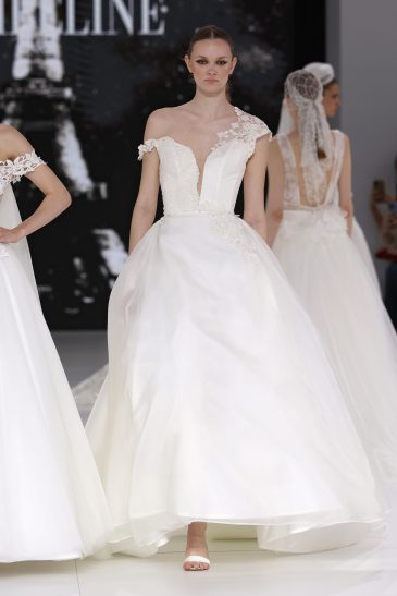 femme dans une robe de mariée princesse sur un podium de défilé