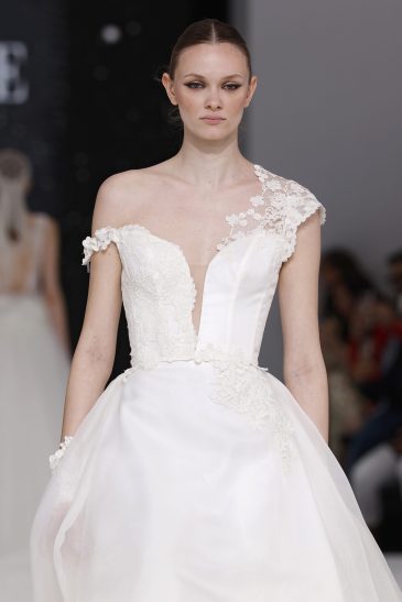femme dans une robe de mariée princesse sur un podium de défilé