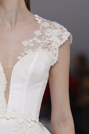 femme dans une robe de mariée princesse sur un podium de défilé