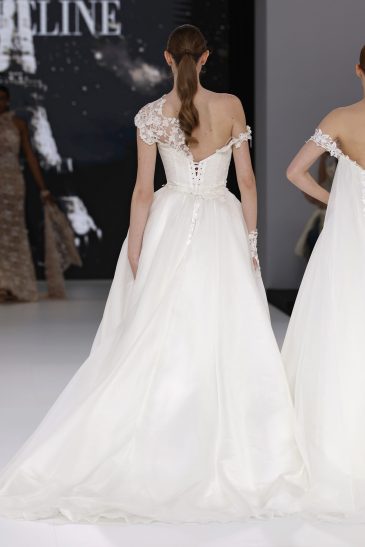 femme dans une robe de mariée princesse sur un podium de défilé