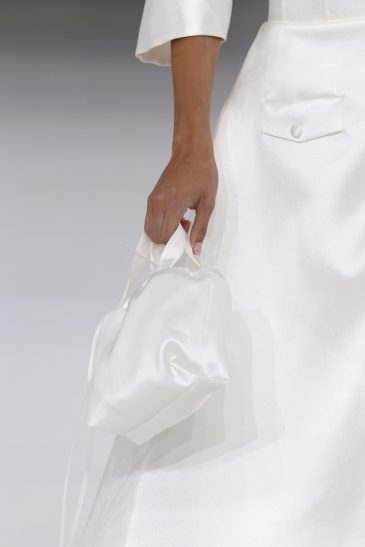 femme dans une robe de mariée avec un top et une jupe sur un podium de défilé