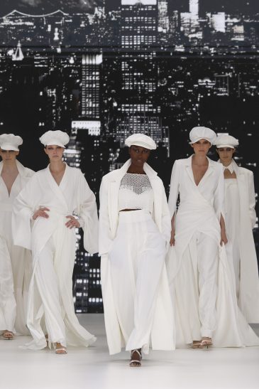 femmes dans des combinaison de mariage sur un podium à un défilé