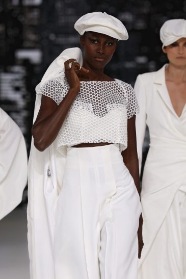 femme dans un ensemble de mariage sur un podium à un défilé
