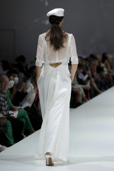 femme dans une robe de mariée sur un podium de défilé