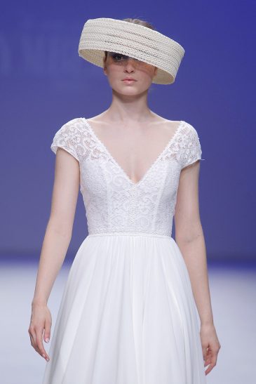 femme avec une robe de mariée bohème chic en dentelle de Calais-Caudry