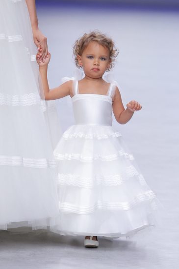 petite fille dans une robe de cérémonie enfant princesse