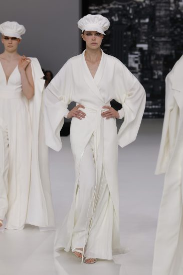 femme dans un ensemble de mariage sur un podium à un défilé