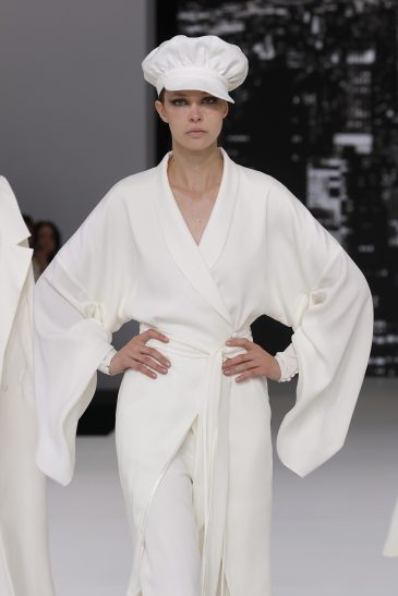 femme dans un ensemble de mariage sur un podium à un défilé
