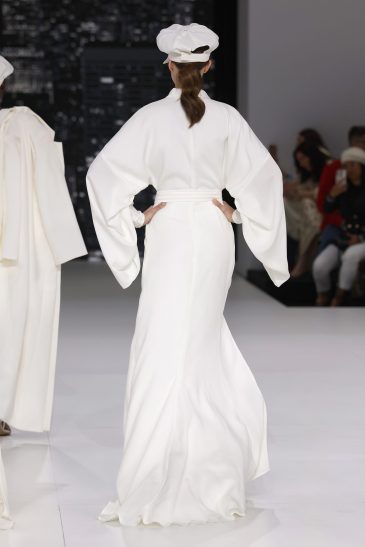 femme dans un ensemble de mariage sur un podium à un défilé
