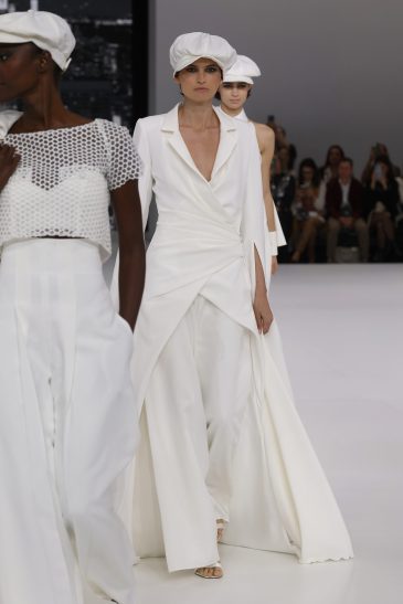 femme dans un ensemble de mariage sur un podium à un défilé