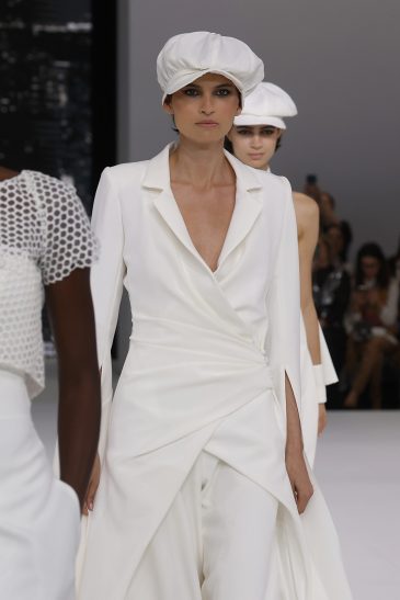 femme dans un ensemble de mariage sur un podium à un défilé
