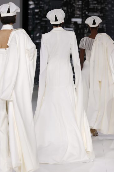 femme dans un ensemble de mariage sur un podium à un défilé