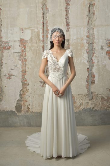 femme dans une robe de mariée fluide et bohème chic