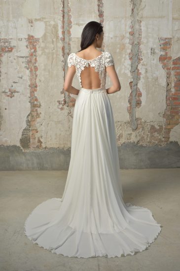 femme dans une robe de mariée fluide et bohème chic